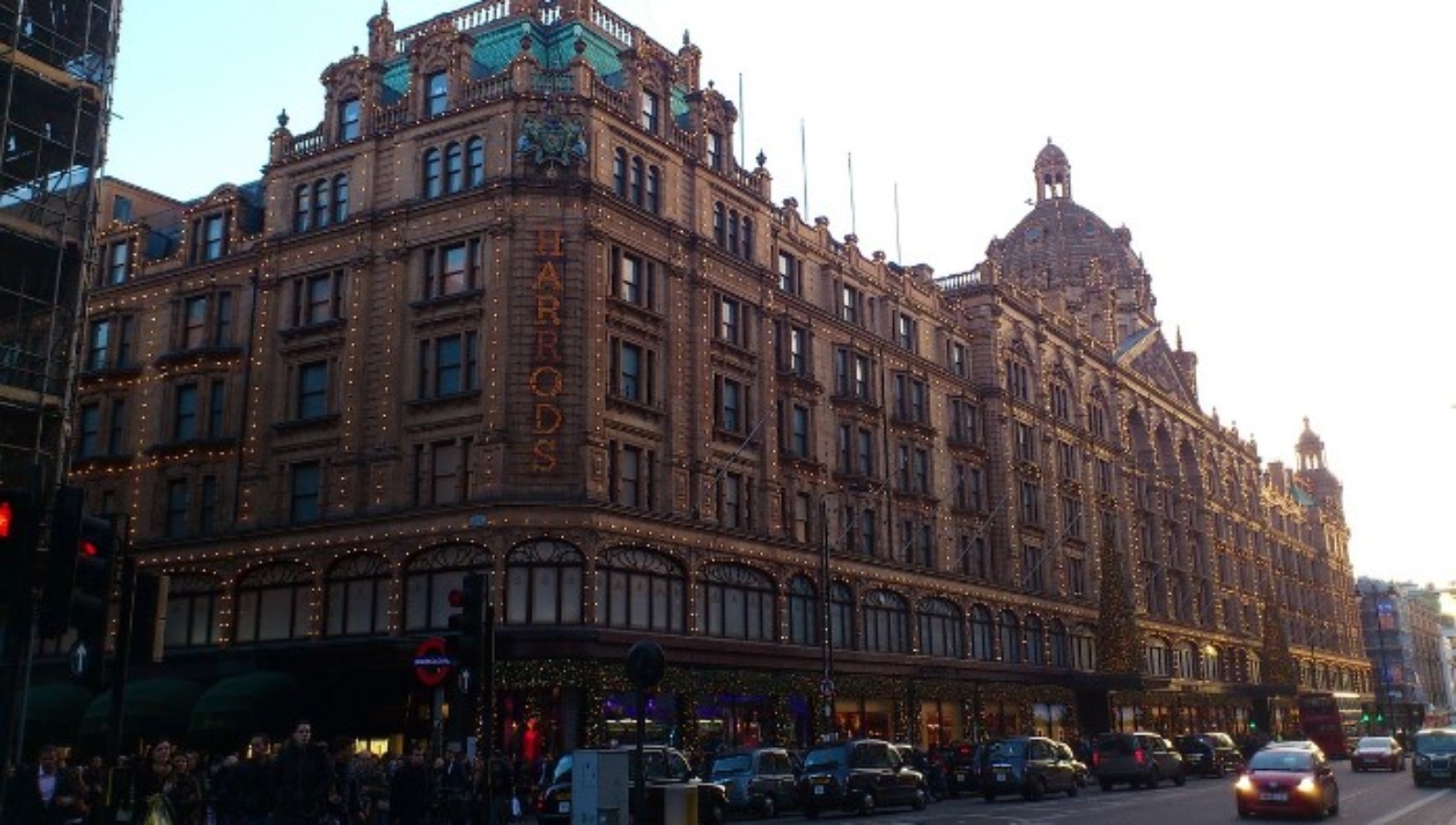 Harrods: Χρονιά ρεκόρ με 1 δισ. ευρώ τζίρο και 200 εκατ. κέρδη – Ποιο brand είχε τα περισσότερα έσοδα