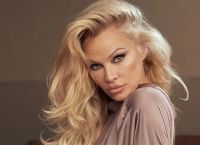 Pamela Anderson: Ο συγκινητικός λόγος που σταμάτησε να κάνει Smokey eye – Δεν πάει ο νου σας