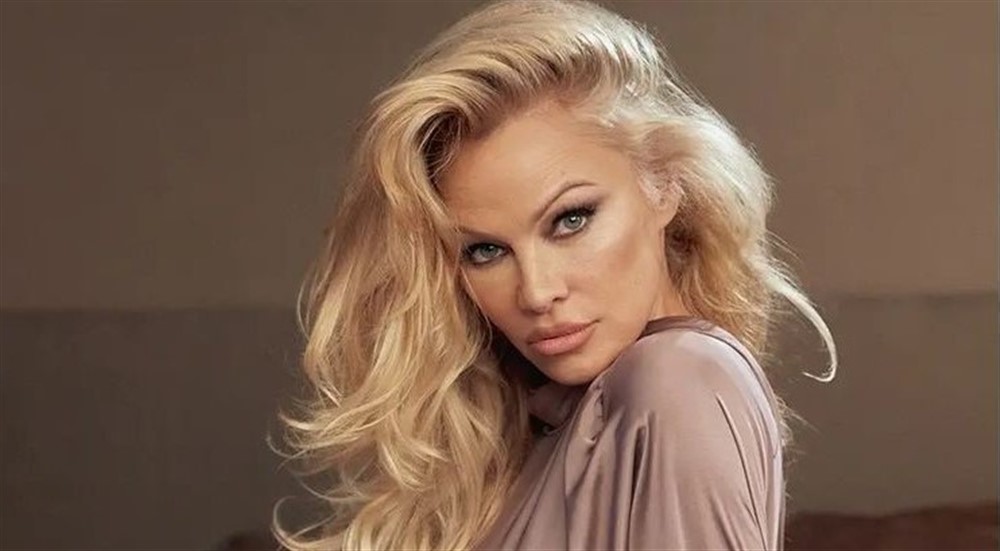Pamela Anderson: Ο συγκινητικός λόγος που σταμάτησε να κάνει Smokey eye – Δεν πάει ο νου σας
