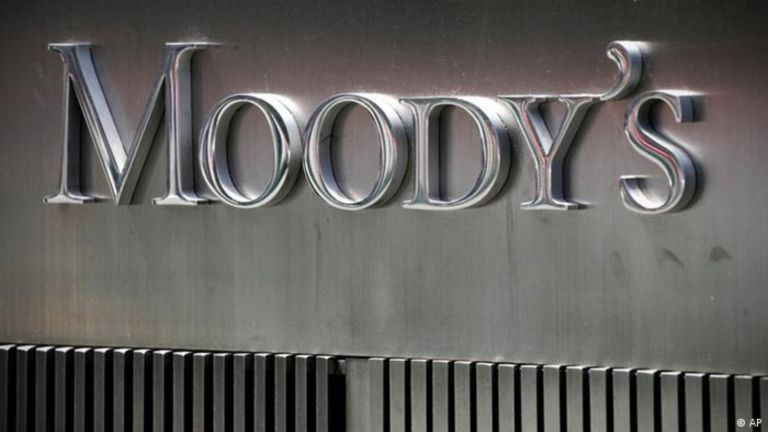 ΗΠΑ: Ο οίκος αξιολόγησης Moody’s υποβαθμίζει το αξιόχρεο τραπεζών, την προοπτική άλλων