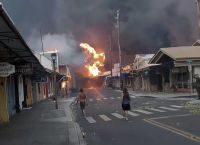 Χαβάη: 6 νεκροί από τις πυρκαγιές – Κάτοικοι και τουρίστες τρέχουν στη θάλασσα για να σωθούν