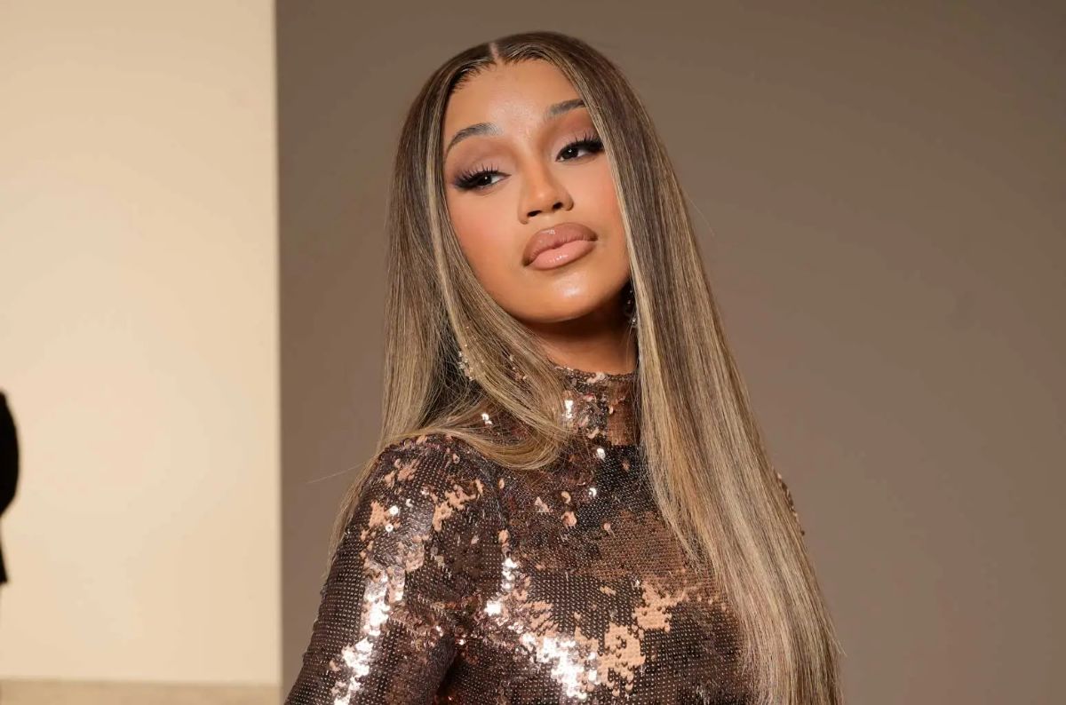 Η Cardi B κάνει twerk στον σύντροφό της με αποκαλυπτικό μπικίνι και «σπάει» τα κοντερ