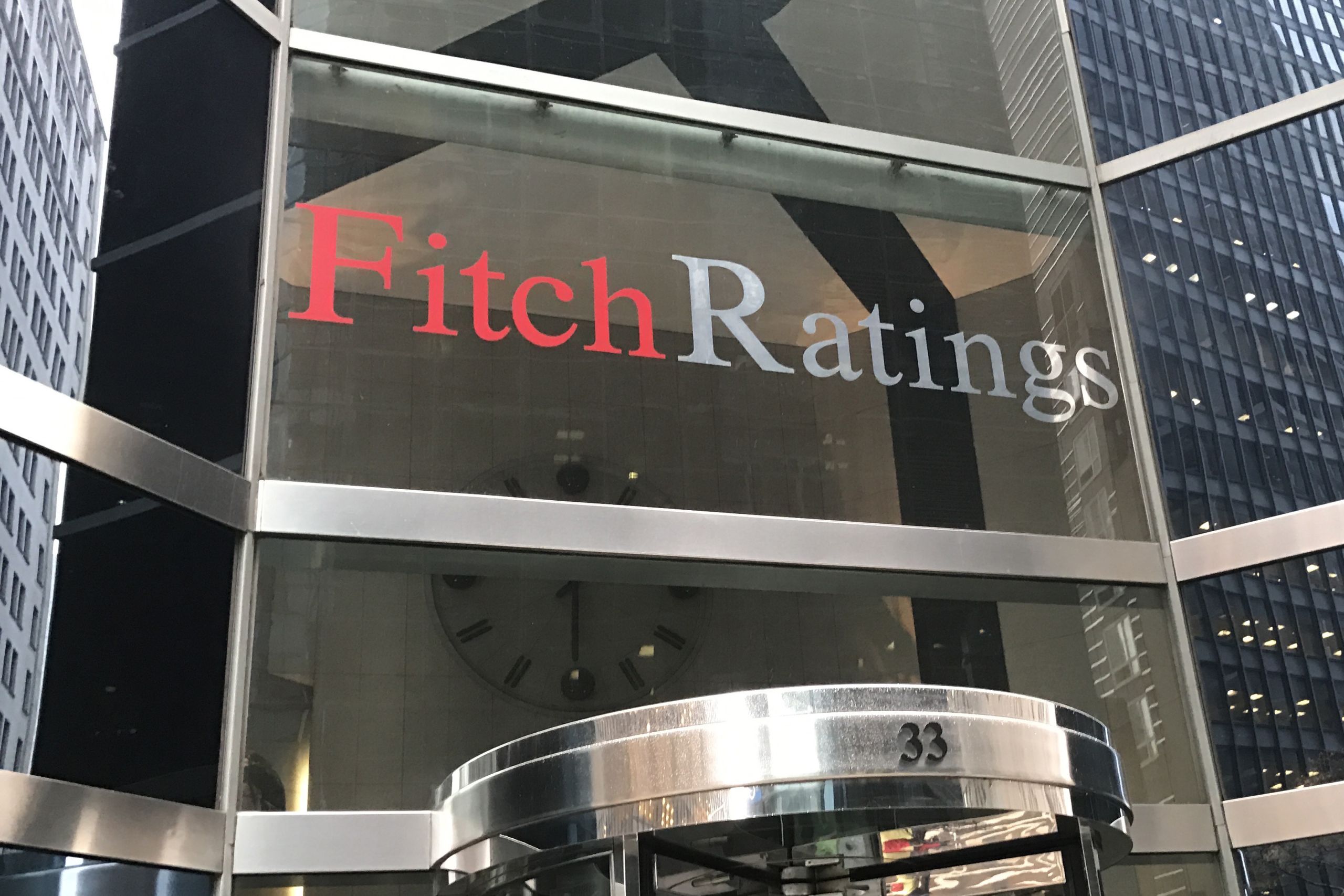 ΗΠΑ: H υποβάθμιση – σοκ από τον οίκο Fitch έφερε παρεξήγηση στον Λευκό Οίκο