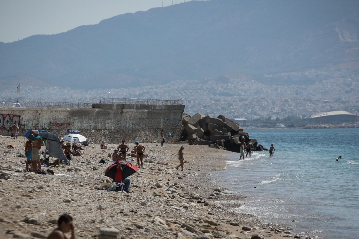 ΕΛ.ΑΣ.: 16 συλλήψεις για παράνομες ξαπλώστρες και ομπρέλες σε Κυκλάδες και Επτάνησα