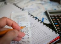 Ένας στους τρεις φορολογούμενους θα πληρώσει επιπλέον φόρο για τα εισοδήματα του 2022