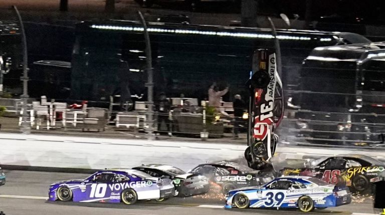 Τρομακτικό ατύχημα στους αγώνες NASCAR – Αυτοκίνητο αναποδογύρισε 10 φορές [vid]