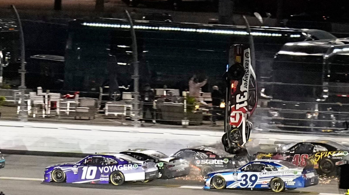 Τρομακτικό ατύχημα στους αγώνες NASCAR – Αυτοκίνητο αναποδογύρισε 10 φορές [vid]