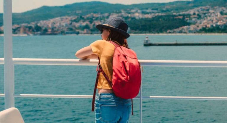 Gen Ζ: 1 στους 3 νιώθει ενοχές στις διακοπές – Γιατί κάνει λάθος