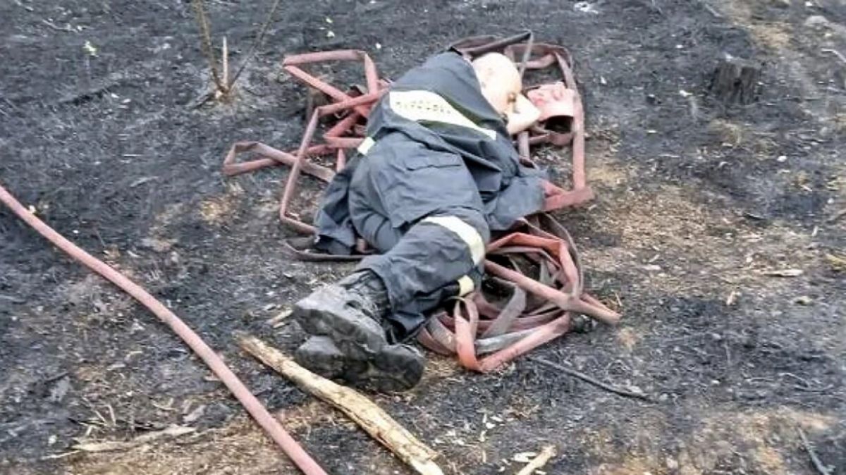 Evros: The image of a firefighter sleeping exhausted on the ground after battling the flames