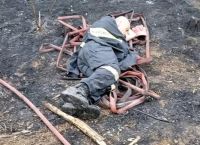 Evros: The image of a firefighter sleeping exhausted on the ground after battling the flames