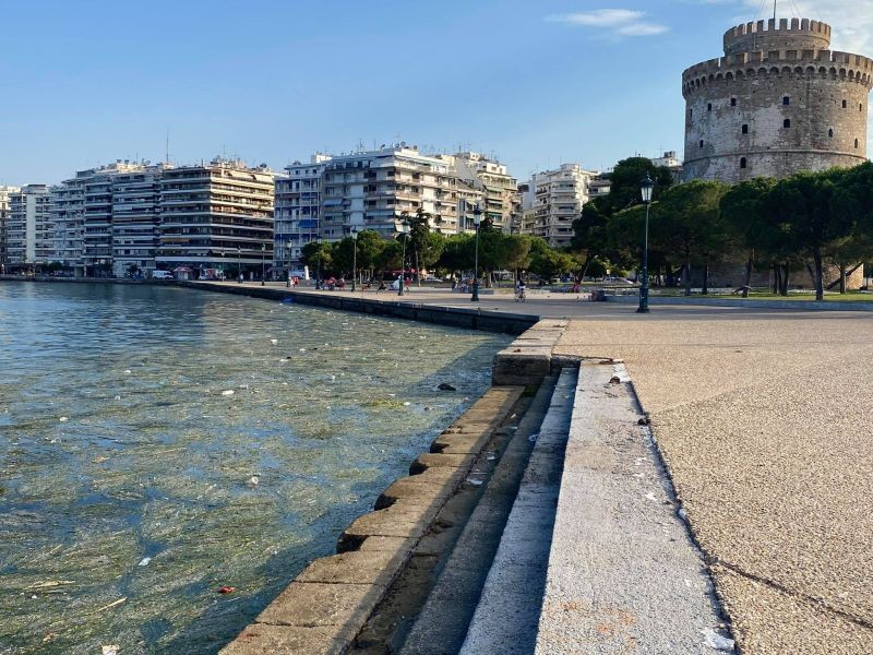 Τον καθαρισμό του Θερμαϊκού Κόλπου ανέλαβε η ΕΥΑΘ ΑΕ, ρίχνοντας στη «μάχη» το πλωτό «Αλκίππη»