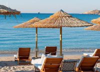 Ξηλώνονται ομπρέλες και ξαπλώστρες μετά από ελέγχους