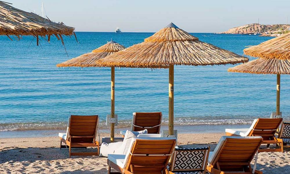 Ξηλώνονται ομπρέλες και ξαπλώστρες μετά από ελέγχους