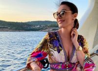 Τατιάνα Στεφανίδου: Κατεβαίνει από το σκάφος με τον καφέ στο χέρι στα νερά του Καστού
