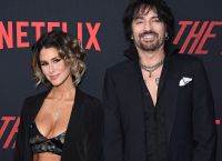 Τόμι Λι: Ανέβασε τη σύζυγό του στη σκηνή για να δείξει το στήθος της – Θύελλα αντιδράσεων από τους θαυμαστές