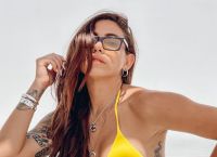 Η Ευρυδίκη Βαλαβάνη τρώει το μάνγκο της με κορδονάκι μαγιό