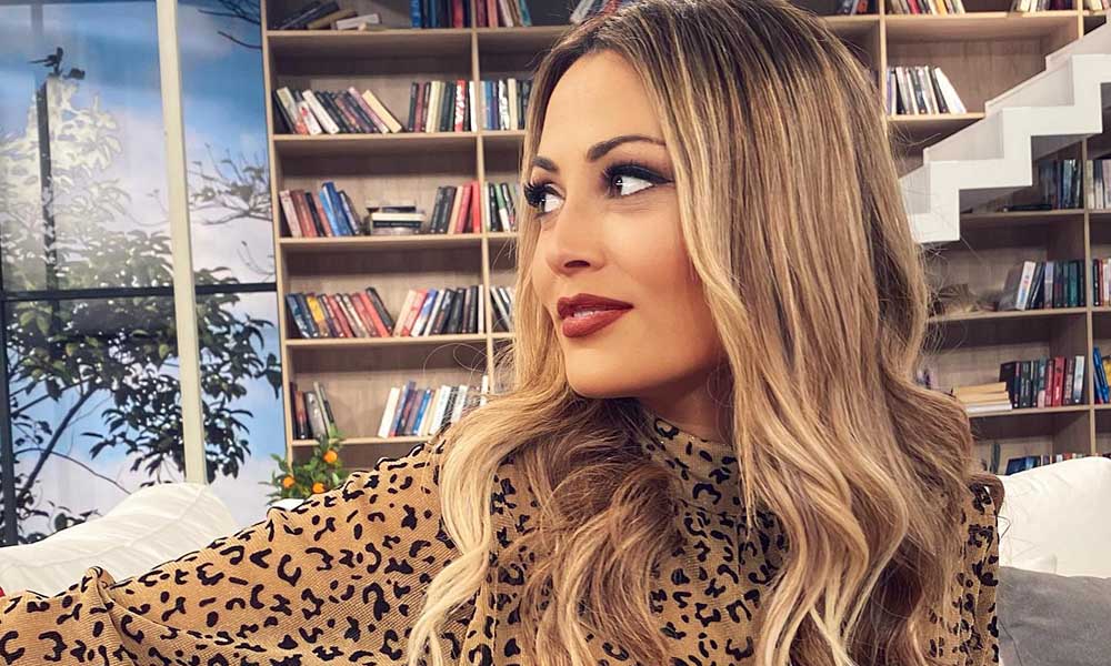Βουλγαράκη: Τους άφησε όλους άφωνους με το κίτρινο μαγιό της στο Πήλιο