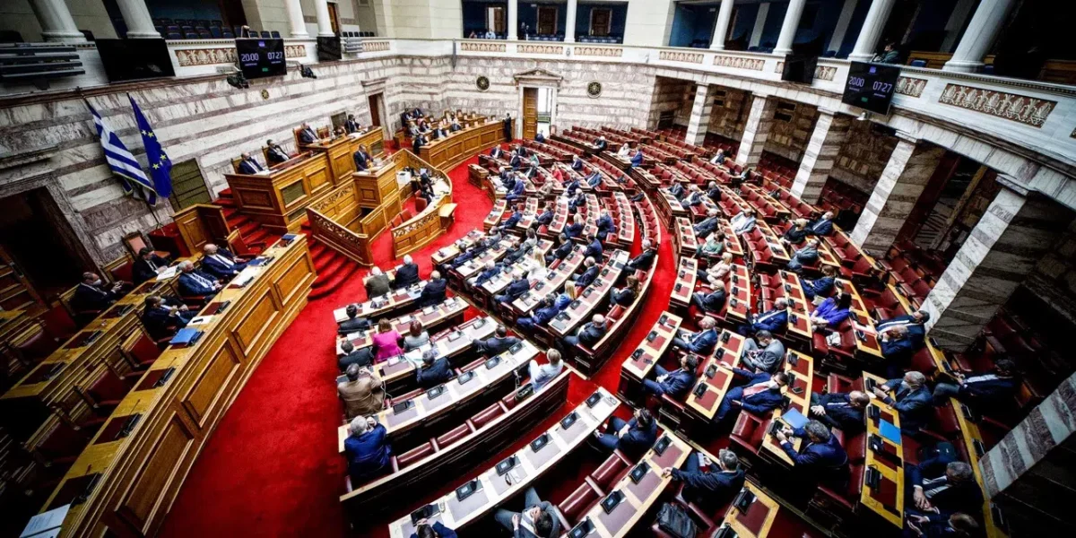 Στη Βουλή μεταφέρεται από αύριο η πολιτική αντιπαράθεση