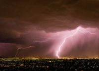 Τι είναι η ξηρή καταιγίδα που πλήττει Αττική, Κυκλάδες, Εύβοια