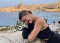 Κλέλια Ανδριολάτου: Εκθέτει τα προσόντα της στην Κρήτη η καυτή “μούσα” του Παπακαλιάτη!