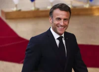 Politico: Ο ιδιοκτήτης της Louis Vuitton πίεσε τον Μακρόν να αλλάξει πρωθυπουργό