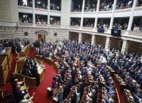 Οι πρώτες προειδοποιήσεις και η εκ δεξιών απειλή