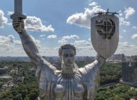 Ουκρανία: Αντικαθιστά το σοβιετικό σφυροδρέπανο με την τρίαινα