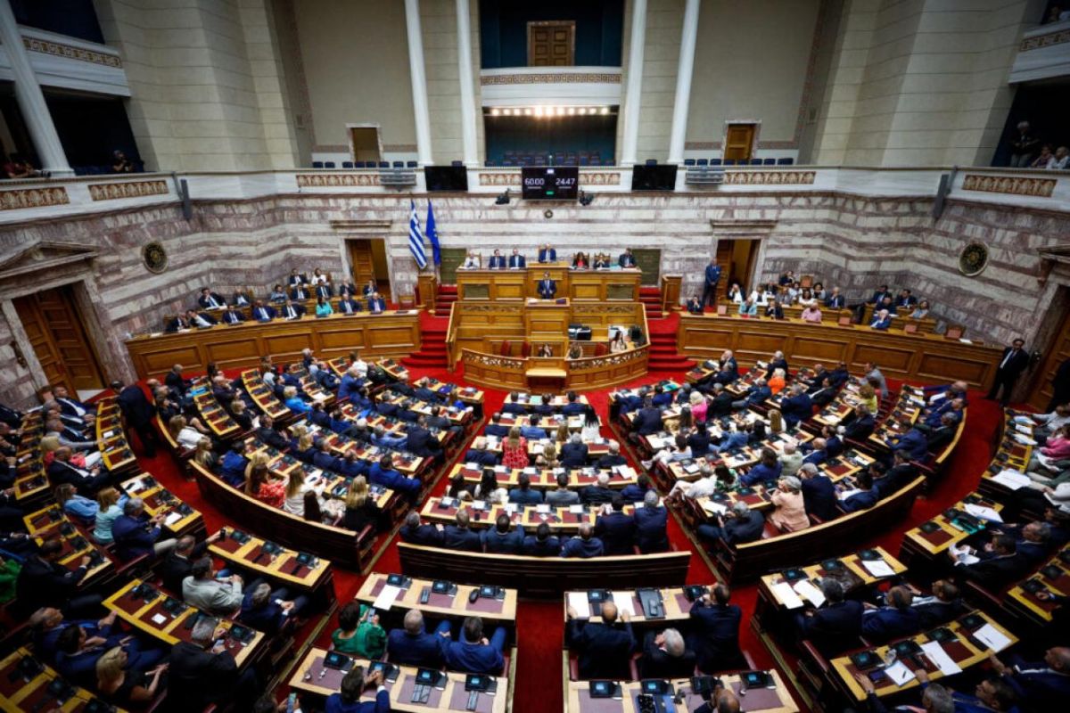 Σφοδρή πολιτική αντιπαράθεση στις φλόγες