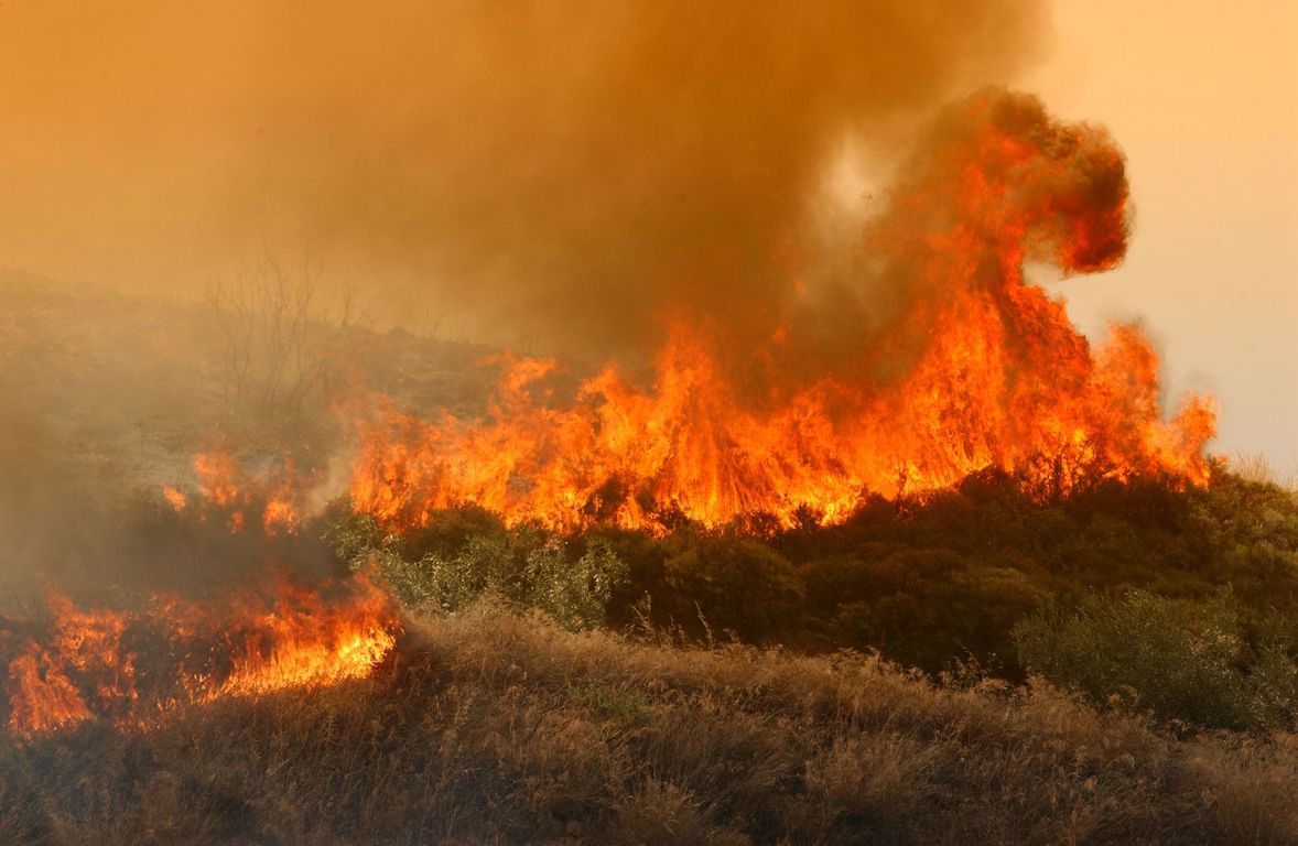 Η στιγμή που 52χρονος στη Χαλκίδα φέρεται να βάζει φωτιά [vid]