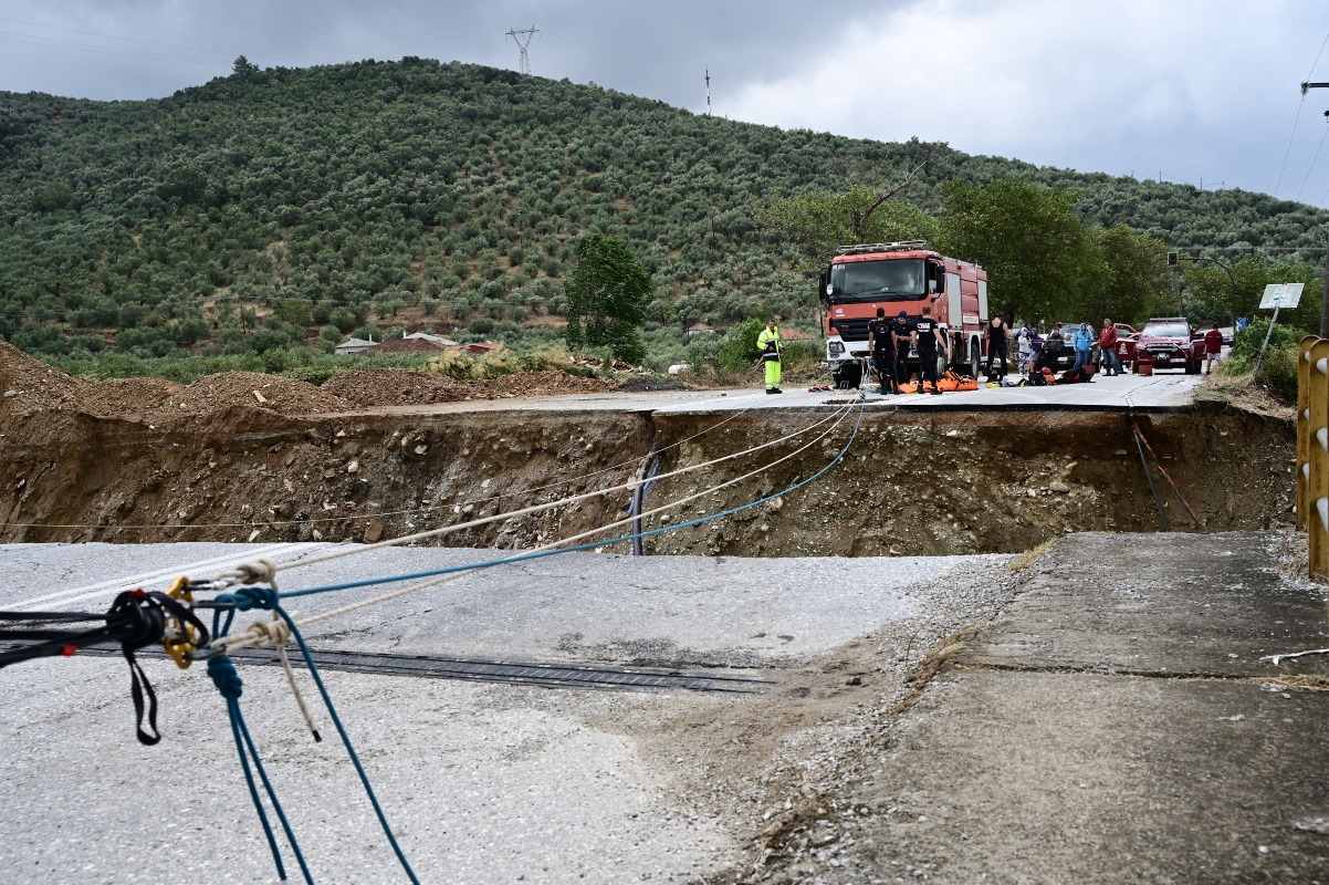 Fire Brigade: 820 people rescued and transferred to safe places