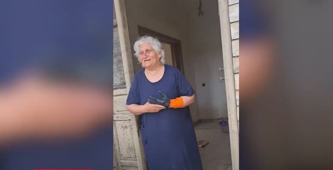 Συγκινεί η γιαγιά στην Θεσσαλία που ζει με την εγγονή της σε σπίτι με νερά και λάσπες από τις πλημμύρες