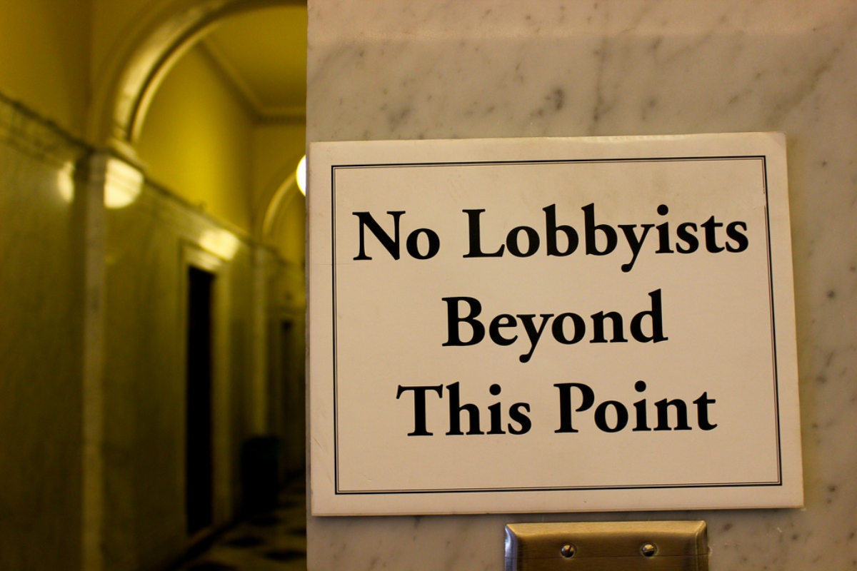 Κομισιόν: Ρύθμιση για το lobbying με το βλέμμα σε Κίνα και Ρωσία