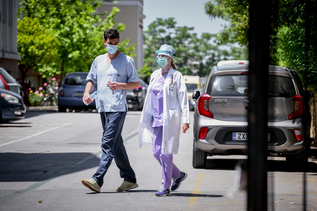 Αδειάζουν τα νοσοκομεία από υγειονομικό προσωπικό