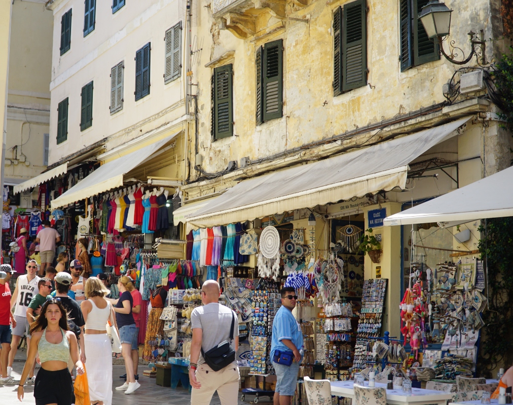 Σε 1,5 δις ευρώ θα ανέλθουν τα έσοδα της Ελλάδας από τους Αμερικανούς για το 2023