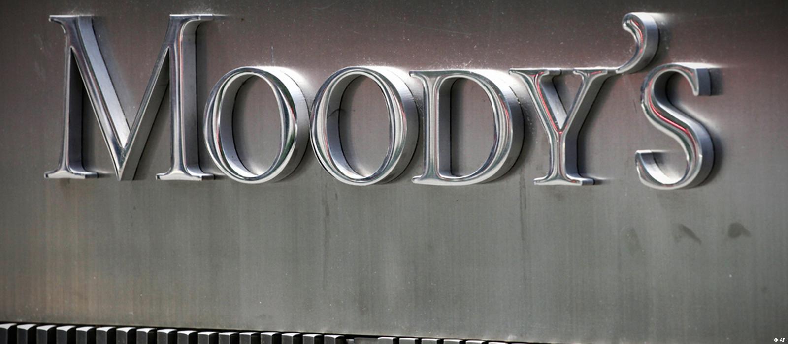 Bloomberg: Τι σημαίνει η αναβάθμιση της Ελλάδας από τη Moody’s