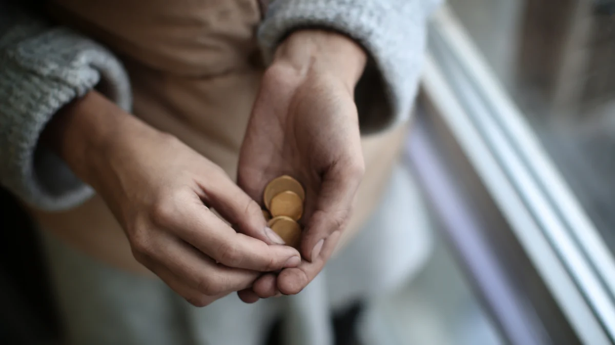 Ένας στους τρεις Ευρωπαίους δεν έχει επαρκή χρήματα για τροφή και περίθαλψη