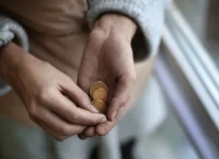 Ένας στους τρεις Ευρωπαίους δεν έχει επαρκή χρήματα για τροφή και περίθαλψη