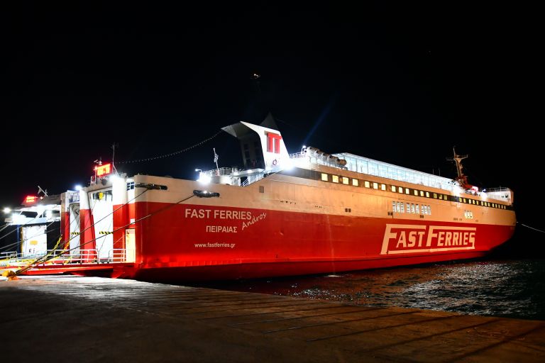 Ραφήνα: Έδεσε στο λιμάνι το «Fast Ferries Andros» – Τέλος στην ταλαιπωρία για 731 επιβάτες [vid]