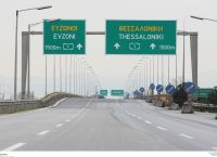 Ο Πηνειός κρατά κλειστή την εθνική οδό Αθηνών – Θεσσαλονίκης [vid]