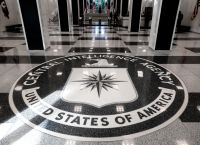 CIA: Πώς επιχειρεί να στρατολογήσει Ρώσους ως κατασκόπους