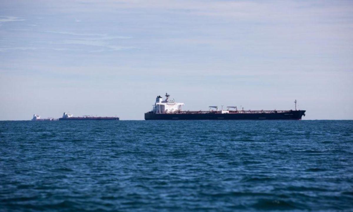 Bloomberg: «Σκιώδης» μεταφορά ρωσικού πετρελαίου από τάνκερ κοντά στην Ελλάδα
