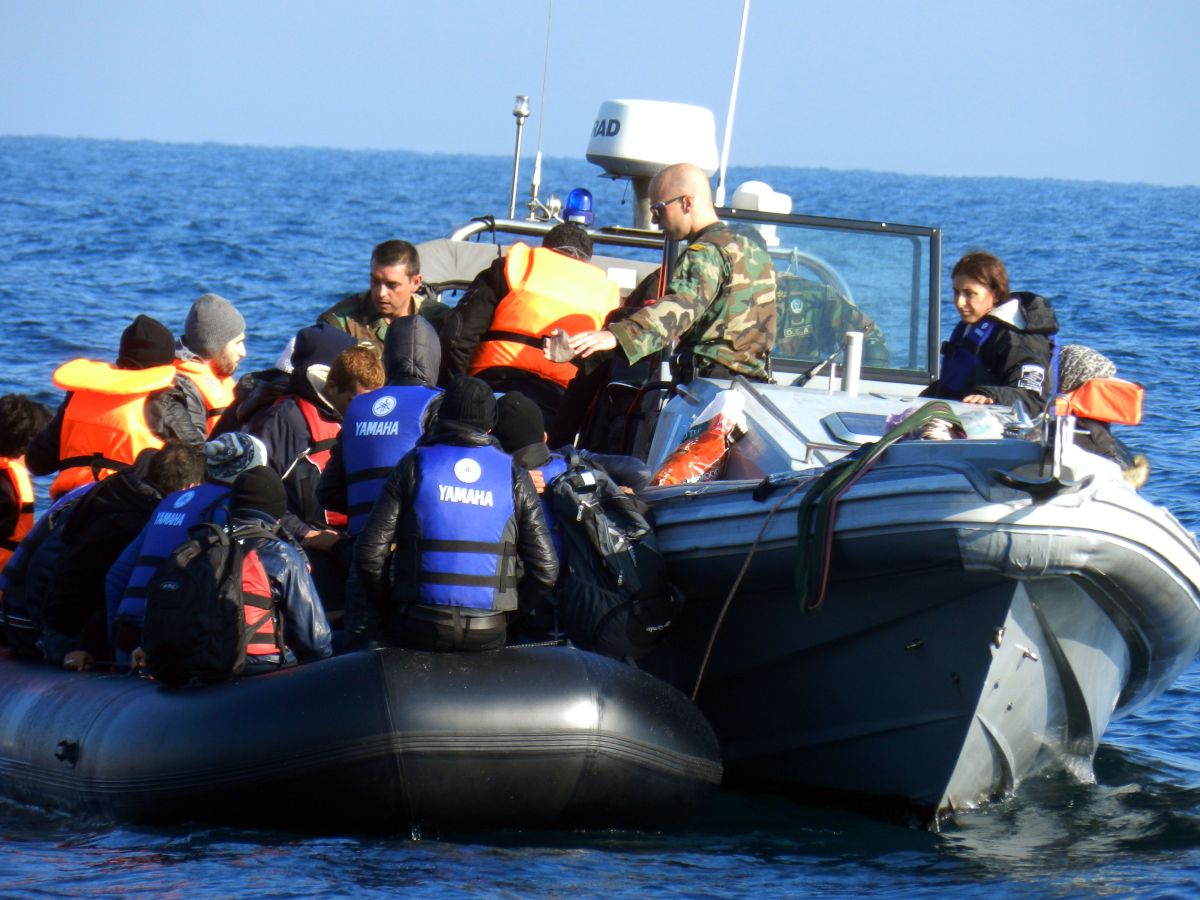 Επιχείρηση διάσωσης 60 μεταναστών σε δύσβατο σημείο στη Σητεία