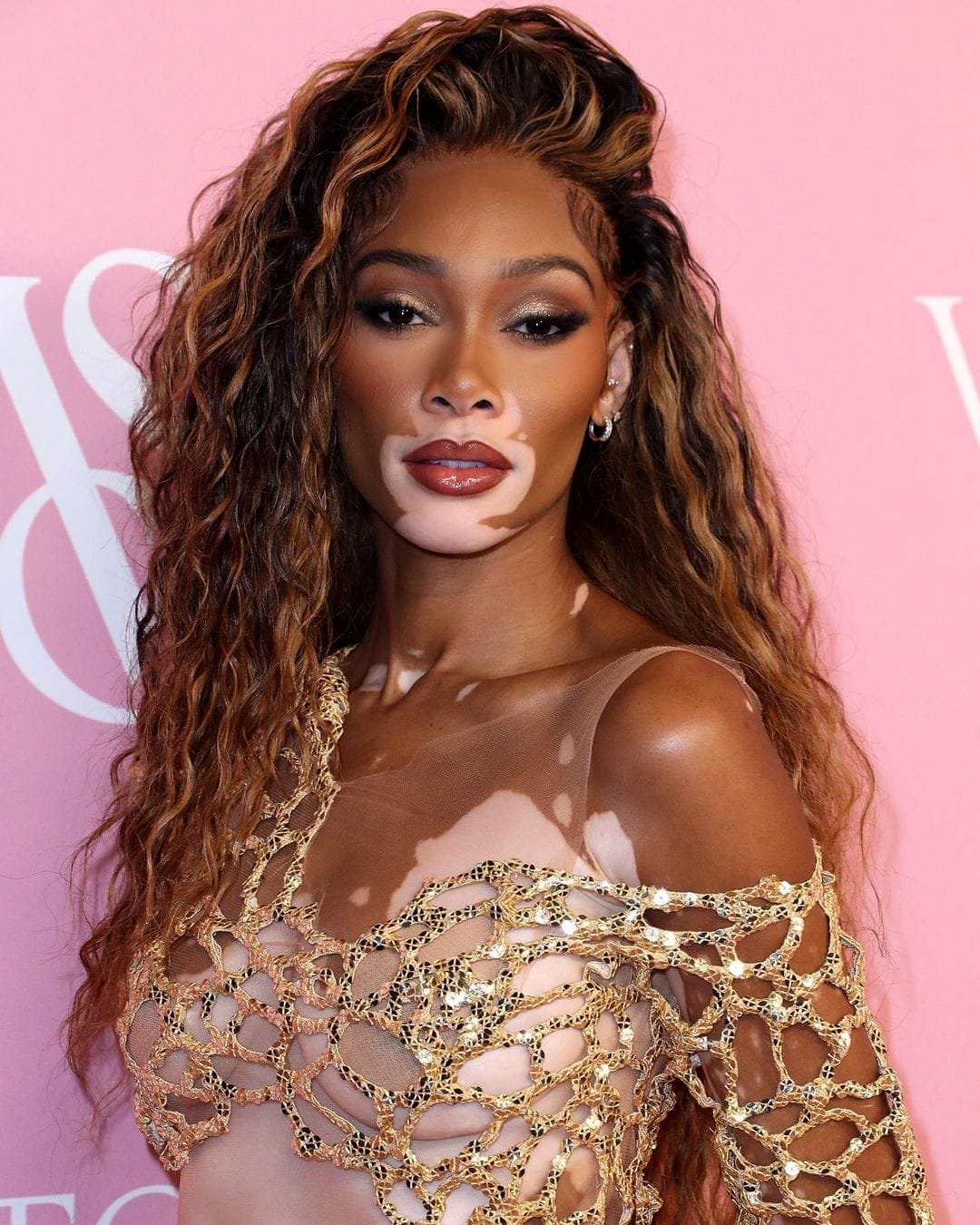 Winnie Harlow: Μας ξεναγεί στην λαμπερή κατοικία της στο Hollywood