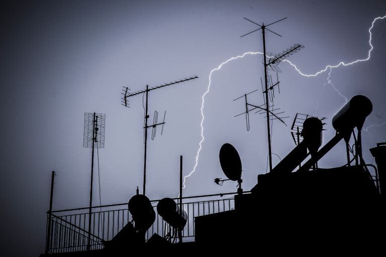 Κακοκαιρία Elias: «Σαρώνει» Πελοπόννησο, Στερεά Ελλάδα – Ολονύχτια επιφυλακή στη Θεσσαλία [vid]