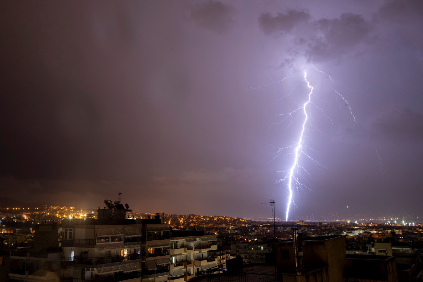 Κακοκαιρία Daniel: Πάνω από 7.000 κεραυνοί – 103 χιλιοστά βροχής στο Πήλιο [vid]