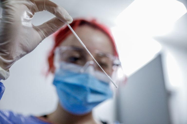 Κορωνοϊός: Έφτασε στην Ελλάδα η παραλλαγή «Pirola» [vid]