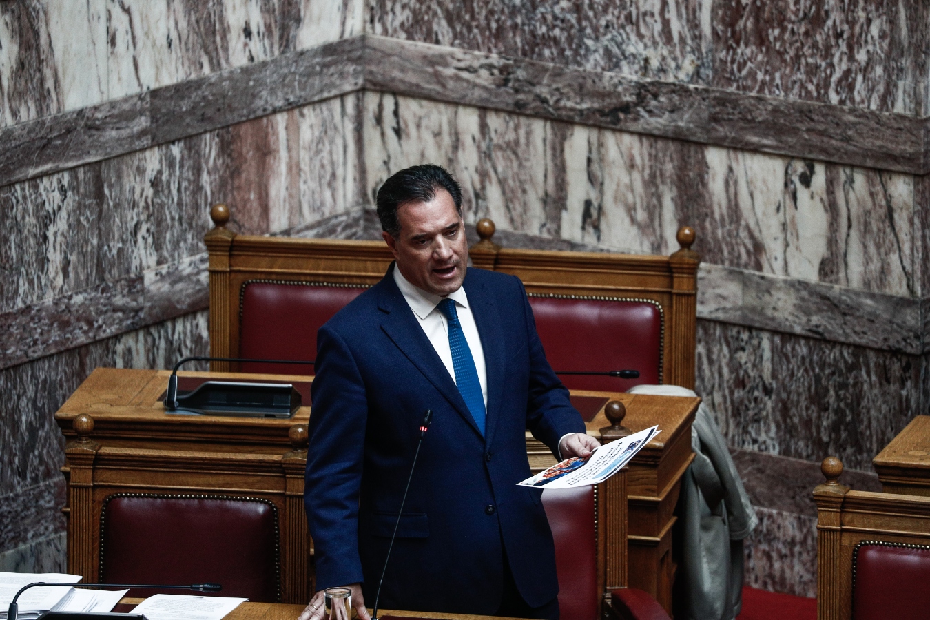 Κατατέθηκε στη Βουλή το εργασιακό νομοσχέδιο: Ευέλικτα ωράρια, παράλληλη απασχόληση και προσλήψεις υπό δοκιμή