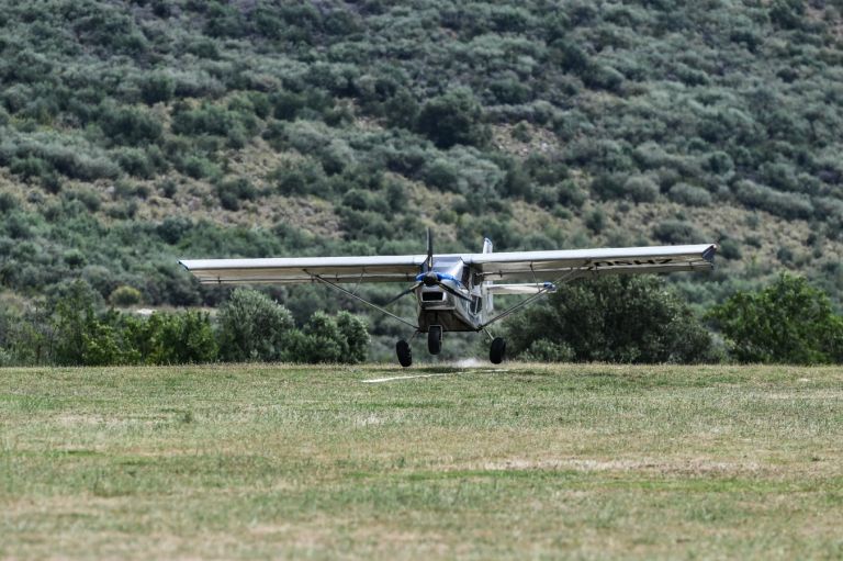 Επεσε μονοκινητήριο αεροσκάφος στην Αερολέσχη Θηβών -Χωρίς τις αισθήσεις του ο πιλότος [vid]