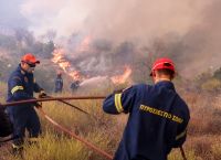 Μάχη με τις φλόγες στον Έβρο συνεχίζουν να δίνουν οι πυροσβεστικές δυνάμεις