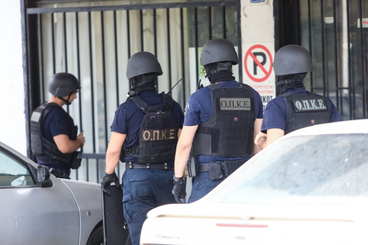 Συναγερμός στο Νέο Κόσμο: Άνδρας ταμπουρώθηκε σε διαμέρισμα [vid]
